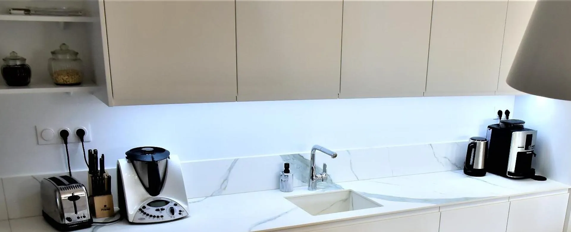 La Maison Du Quai Triplex De Charme 4 Etoiles En Hyper Centre Avec Spa Landerneau 0*,  France