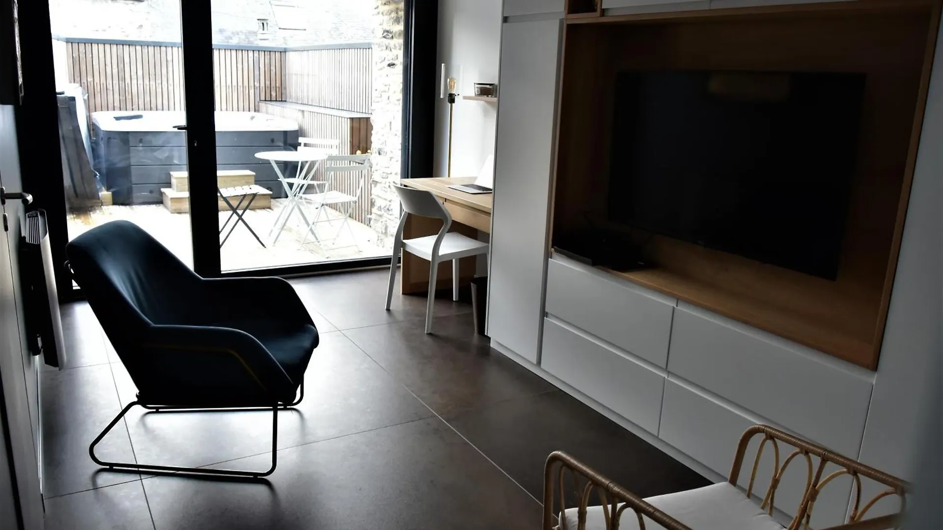 La Maison Du Quai Triplex De Charme 4 Etoiles En Hyper Centre Avec Spa Landerneau 0*,  France